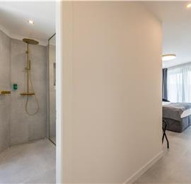 4 bedroom villa with heated pool and sea view in Vinišće, sleeps 8